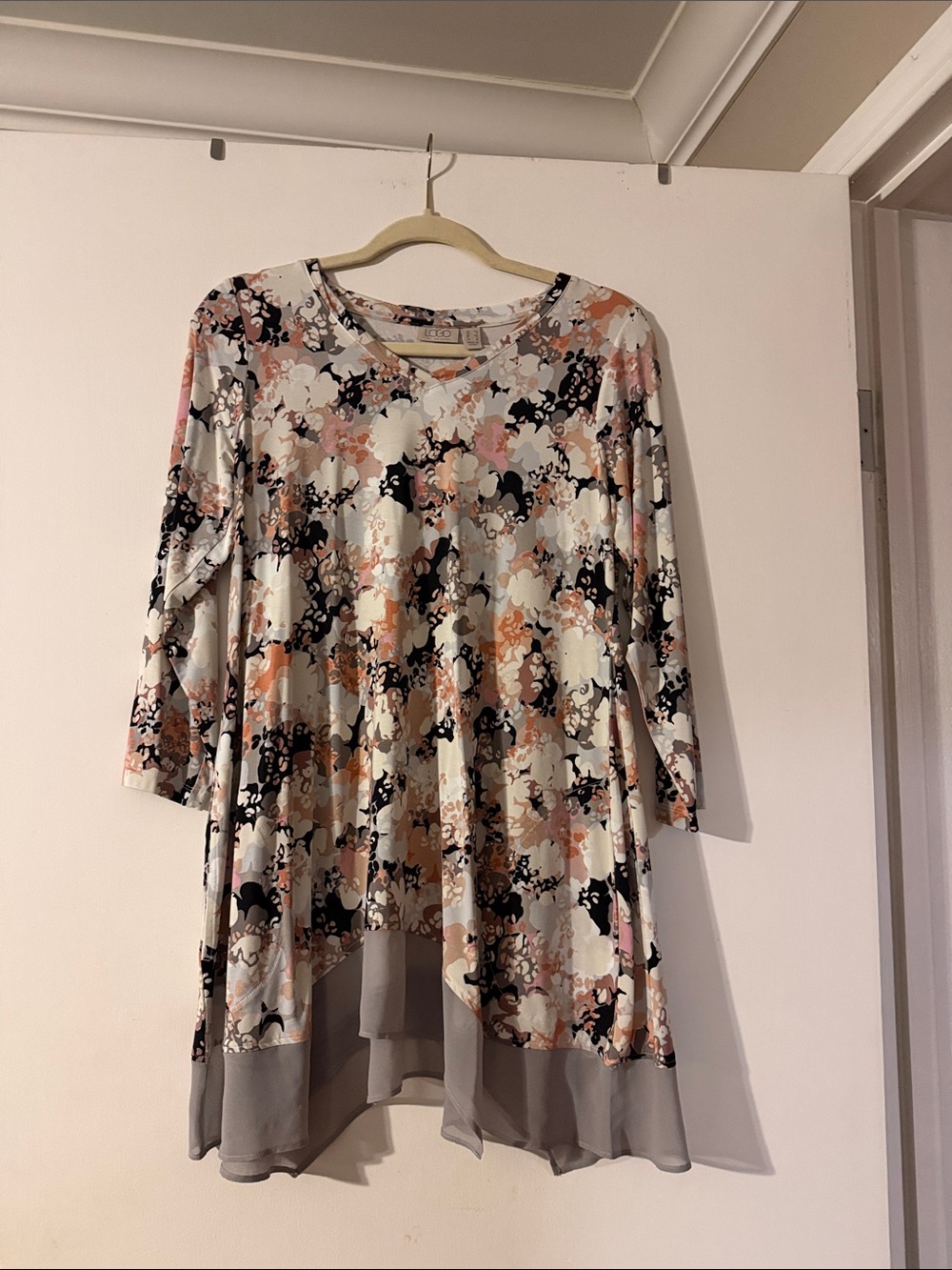 LOGO XS Women's Floral V-Neck Swing Tunic Top in Cream and Peach